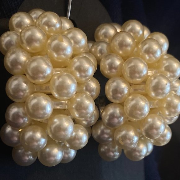 Carolee Lux Signed Vintage Faux Pearl Gold Tone Necklace w/ Clip Hoop Earrings - Picture 6 of 11